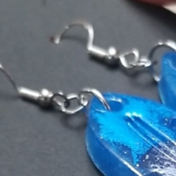 Resin Feather Earrings, Blue Tons 💙 - Picture 8 of 8